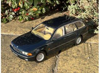 BMW 5-series Touring E39 1998 , oxfort green Triple 9 1:18 (Türen, Motorhaube... nicht zu öffnen!)