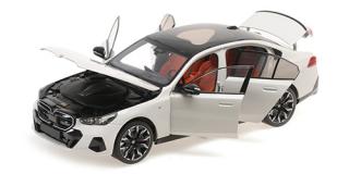 BMW i5 - 2023 - WHITE METALLIC Minichamps 1:18 Metallmodell mit zu öffnenden Türen und Haube(n)