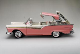 Ford Fairlane 500 Skyliner 1957 -Sunset Coral/Colonial White SunStar Metallmodell 1:18