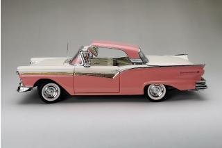 Ford Fairlane 500 Skyliner 1957 -Sunset Coral/Colonial White SunStar Metallmodell 1:18