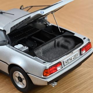 BMW M1 1980 Silver metallic    Norev 1:18 Metallmodell 2 Türen, Motorhaube und Kofferraum zu öffnen!