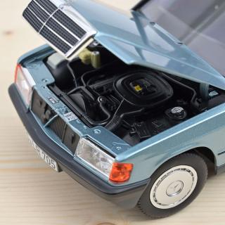 Mercedes-Benz 190 E 1984 Light Blue metallic   Norev 1:18 Metallmodell 4 Türen, Motorhaube und Kofferraum zu öffnen!