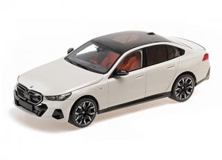 BMW i5 - 2023 - WHITE METALLIC Minichamps 1:18 Metallmodell mit zu öffnenden Türen und Haube(n)