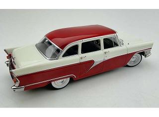 Gaz 13 Seagull, red/white 1959  Triple9 1:18 (Türen, Motorhaube... nicht zu öffnen!)