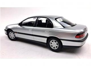 Opel Omega B 1996  silver Triple 9 1:18 (Türen, Motorhaube... nicht zu öffnen!)