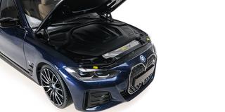 BMW i4 M50 – 2022 – BLUE METALLIC Minichamps 1:18 Metallmodell mit zu öffnenden Türen und Haube(n)