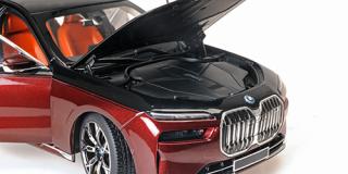 BMW i7 - 2022 - BLACK METALLIC/RED METALLIC Minichamps 1:18 Metallmodell mit zu öffnenden Türen und Haube(n)