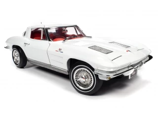 Chevrolet Corvette Coupe 1963 (MCACN) Ermine White with Red interior American Muscle Auto World 1:18