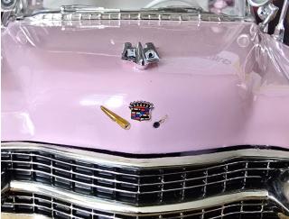 Defekt (Stoßstange lose, Emblem defekt) Elvis Presley`s 1955 Pink Cadillac Fleetwood Series 60 - Greenlight 1:18