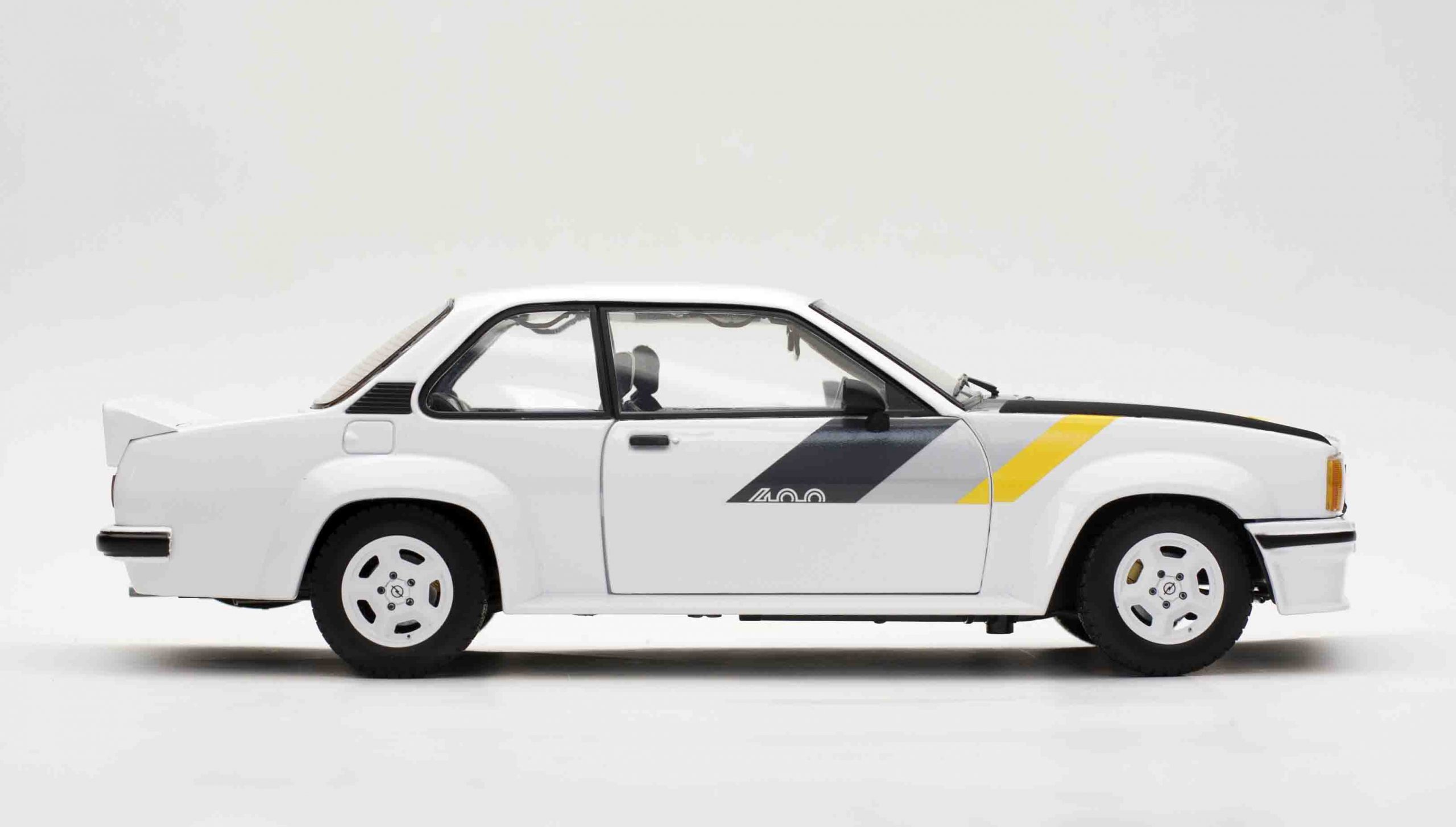 Opel Ascona 400 1982 white/yellow/grey/black SunStar Metallmodell 1:18